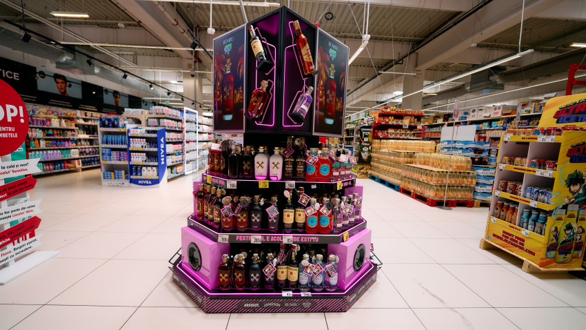 Stand central cu băuturi alcoolice premium Jameson, Bumbu, Absolut și Havana Club – Mediascope România