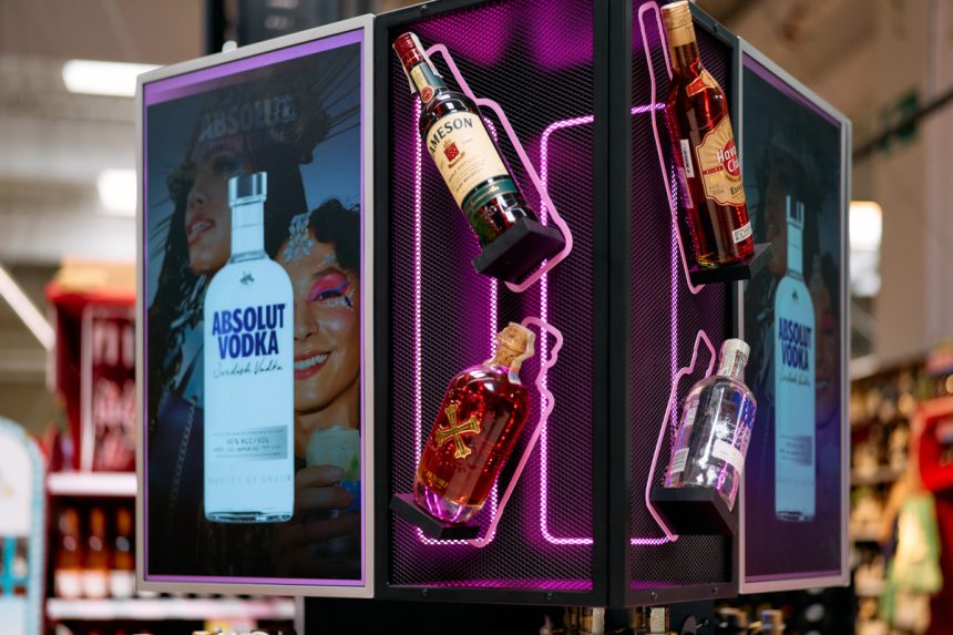 Magazinele Kaufland, Auchan, Carrefour și Selgros s-au transformat cu această ocazie în spații de experiență, brandurile participante la campanie beneficiind de activări cu design de brand imersiv, tehnologie digitală de ultimă generație și premii atractive. Unul dintre starurile verii a fost Bumbu, brandul de rom din portofoliul Pernod Ricard care readuce la viață rețete caraibiene din secolul al XVII-lea. Vara aceasta, Bumbu a devenit romul super-premium nr. 1 în lume și nr. 1 în toate categoriile de rom din România, în universul Modern Retail – canalele hypermarket și supermarket.