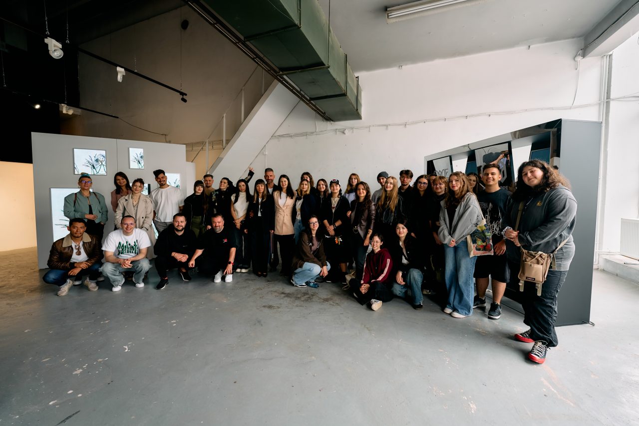 Echipa Mediascope la un vernisaj organizat pentru tinerii studenți